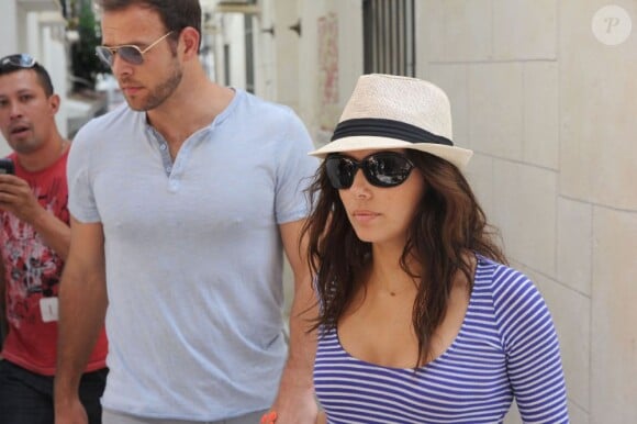 Eva Longoria se promène avec son petit ami Ernesto Arguello à Marbella, le 31 juillet 2013.