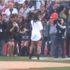Nicole Scherzinger chante l'hymne nationale américain avant le match de base-ball entre les Dodgers de Los Angeles et les Yankees de New York, le 31 juillet 2013 à Los Angeles