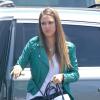 Jessica Alba, surprise à Los Angeles, porte avec un perfecto vert, un jean noir Level 99, un sac Miranda signée Michael Kors et des baskets Isabel Marant. Le 29 juillet 2013.