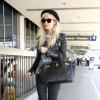 Ashlee Simpson arrive avec style à l'aéroport de Los Angeles. Tout de noir vêtue (à l'exception du t-shirt) avec un sac Birkin d'Hermès et des souliers Christian Louboutin, la petite soeur de Jessica Simpson s'est rendue à New York. Le 29 juillet 2013.