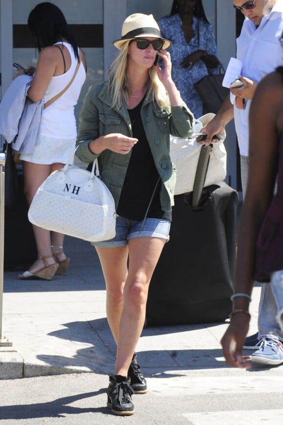 Exclusif - Nicky Hilton arrive à Ibiza pour les vacances, habillée d'une veste kaki avec top noir et short en jean, d'un sac Goyard à ses initiales et de baskets Isabel Marant. Le 31 juillet 2013.