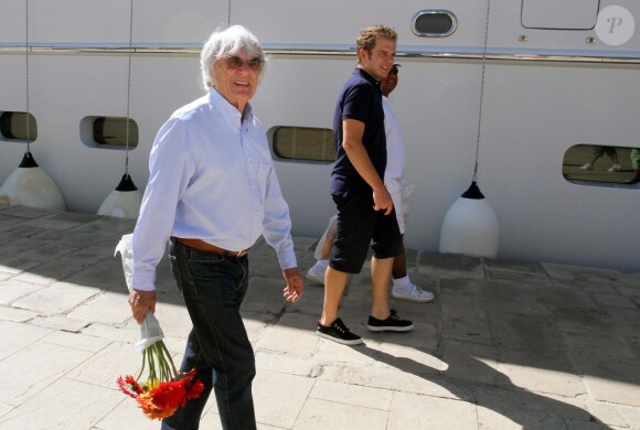 Bernie Ecclestone surpris un bouquet de fleurs à la main à Trogir en Croatie le 1er août 2013