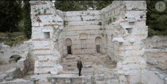 Florent Pagny, perdu au milieu des ruines dans son nouveau clip Les Murs porteurs, issu de non prochain album Vieillir avec toi, disponible le 4 novembre 2013