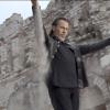 Florent Pagny fait pleuvoir du sable de ses mains dans son nouveau clip Les Murs porteurs, issu de son prochain album Vieillir avec toi, disponible le 4 novembre 2013