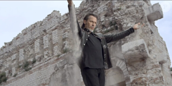 Florent Pagny fait pleuvoir du sable de ses mains dans son nouveau clip Les Murs porteurs, issu de son prochain album Vieillir avec toi, disponible le 4 novembre 2013