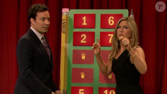 Jennifer Aniston fait un Pictionary avec Jimmy Fallon, Lenny Kravitz, et Cee Lo Green le 1er août 2013.