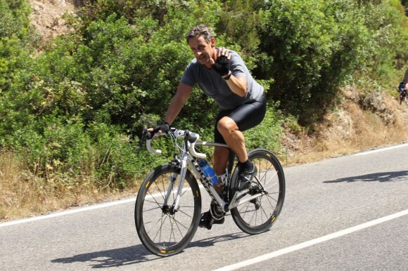 Nicolas Sarkozy sur le vélo pendant ses vacances en famille au Cap Nègre près de Cavalaire, le 3 août 2013.