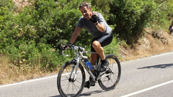 Nicolas Sarkozy : Look sportif pour le vacancier au coup de pédale implacable