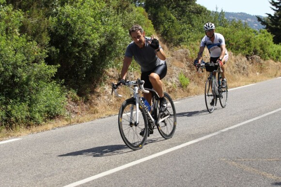 Nicolas Sarkozy se donne à vélo pendant ses vacances en famille au Cap Nègre près de Cavalaire, le 3 août 2013.