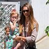 Jessica Alba arrive à un anniversaire à Malibu le 3 août 2013 avec ses adorables filles Honor et Haven