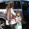 L'actrice de 32 ans Jessica Alba arrive à un anniversaire à Malibu le 3 août 2013 avec ses adorables filles Honor et Haven