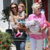 Jessica Alba arrive à un anniversaire à Malibu le 3 août 2013 avec ses adorables filles Honor et Haven