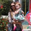 Jessica Alba arrive à un anniversaire à Malibu le 3 août 2013 avec ses adorables filles Honor et Haven