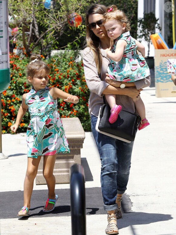 Belle journée ensoleillée pour Jessica Alba et ses deux filles qui se rendent à Malibu pour une beach party d'anniversaire ! 3/08/13
