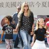 Heidi Klum se rend au centre commercial Westfield Century City Mall pour une séance de cinéma avec ses enfants Johan et Leni. Los Angeles, le 4 août 2013.