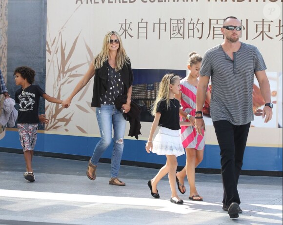 Heidi Klum, son chéri Martin Kirsten et ses enfants Leni, Henry, Johan et Lou se rendent au centre commercial Westfield Century City Mall pour une séance de cinéma. Los Angeles, le 4 août 2013.