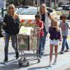 Heidi Klum fait ses courses en famille avec sa mère Erna et ses enfants Leni, du shopping avec ses enfants Leni, Henry, Johan, et Lou au supermarché Whole Foods dans le quartier de Brentwood. Los Angeles, le 2 aout 2013.