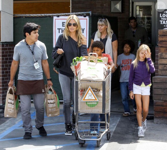 Heidi Klum fait ses courses en famille avec sa mère Erna et ses enfants Leni,  du shopping avec ses enfants Leni, Henry, Johan, et Lou au supermarché Whole Foods dans le quartier de Brentwood. Los Angeles, lle 2 aout 2013.