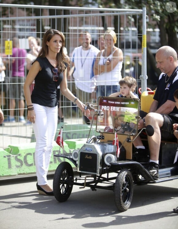 Le virus de la conduite et des voitures rétro n'a pas sauté une génération ! La princesse Marie de Danemark et le prince Henrik, 4 ans, étaient une fois encore aux côtés du prince Joachim à l'occasion du Grand Prix Historique de Copenhague, le 4 août 2013.