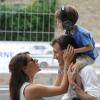Papa a prêté son casque anti-bruit, mais qui pour lui protéger les oreilles ? La princesse Marie de Danemark et le prince Henrik, 4 ans, encourageaient le 3 août 2013 leur champion, le prince Joachim, en lice comme chaque année dans le Grand Prix Historique de Copenhague. Henrik, petite vedette des paddocks, en a bien profité, se sentant comme chez lui entouré de voitures anciennes...