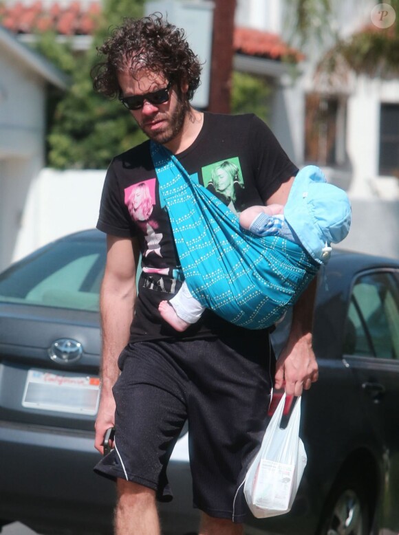 Exclusif - Perez Hilton porte son fils Mario Lavandeira III se promènent à Hollywood, le 4 août 2013.