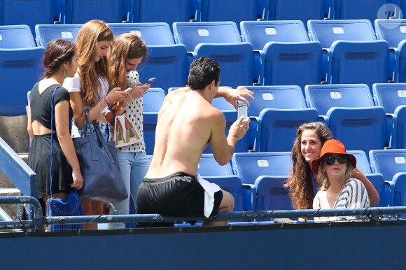 Kaley Cuoco prend la pause avec plus ou moins d'enthousiasme avec ses fans alors que son homme Ryan Sweeting s'entraîne dur sous le soleil de Los Angeles le 3 août 2013