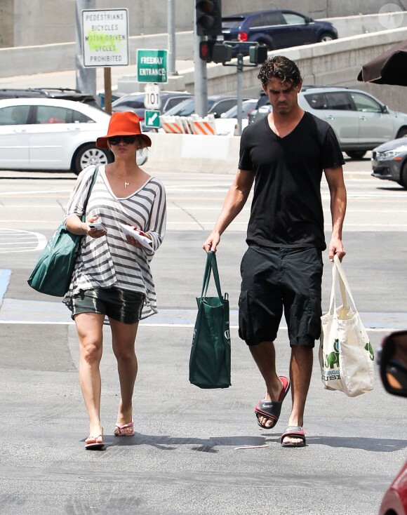 Kaley Cuoco et son joueur de tennis Ryan Sweeting lors de leur session course au Whole Foods Market de Sherman Oaks, le 3 août 2013 à Los Angeles