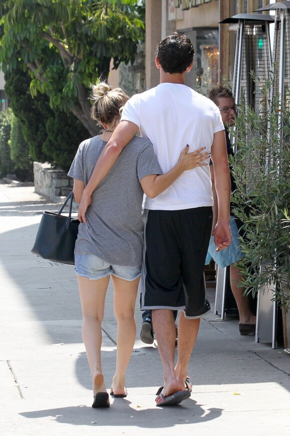 Kaley Cuoco et son nouvel amoureux, le joueur de tennis Ryan Sweeting, dans les rues de Los Angeles, le 3 août 2013