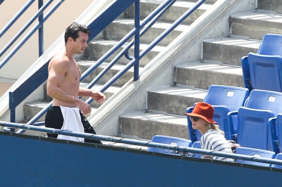 Kaley Cuoco reste impassible devant les tentatives de drague d'un homme, alors qu'elle regarde son nouvel amoureux, le tennisman Ryan Sweeting, s'entraîner à Los Angeles le 3 août 2013