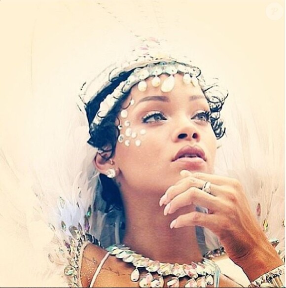 Rihanna, déguisée pour participer à la parade du festival Crop Over 2013 à la Barbade. Le 5 août 2013.