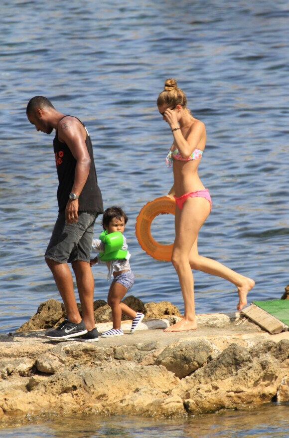 Doutzen Kroes, son mari Sunnery James et leur fils Phyllon, une craquante petite famille en vacances à Ibiza. Le 5 aout 2013.