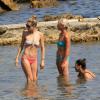Doutzen Kroes se baigne et prend le soleil à Ibiza. Le mannequin y est en vacances avec des amies, son époux Sunnery James et leur fils Phyllon. Le 5 aout 2013.