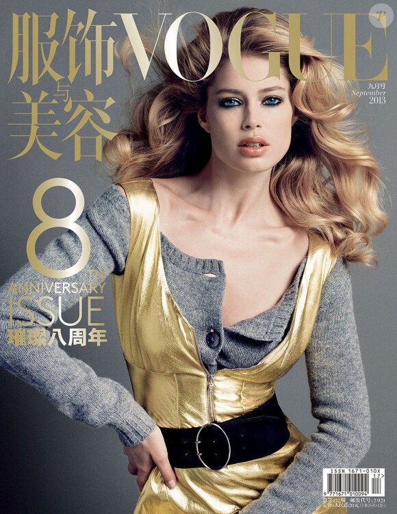 Doutzen Kroes figure sur une des huit couvertures du numéro de septembre 2013 de Vogue China, célébrant les huit ans du magazine. Photo par Inez et Vinoodh.