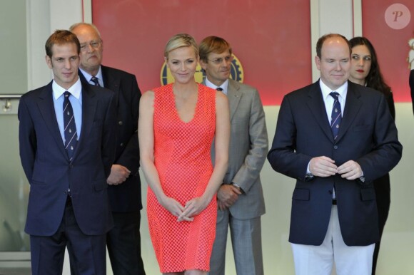 Andrea Casiraghi et Tatiana Santo Domingo (arrière-plan) lors de la remise des prix du Grand Prix de Monaco le 26 mai 2013. Le couple doit célébrer son mariage à l'été 2013 - le 31 août.