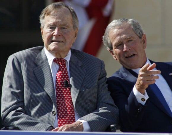 George H.W. Bush et son fils George W. Bush à Dallas, le 25 avril 2013.