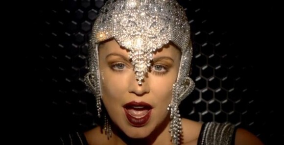 Fergie glamour dans le clip de son titre A Little Party Never Killed Nobody (All We Got), extrait de la bande originale du film Gatsby le Magnifique de Baz Lurhmann et dévoilé le 6 août 2013.