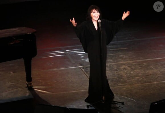 Désolée de ne pouvoir achever son concert, la Gréco est partie sous une vibrante ovation. Juliette Gréco a dû renoncer, victime d'un coup de chaud, à terminer son concert au Festival de Ramatuelle le 7 août 2013.