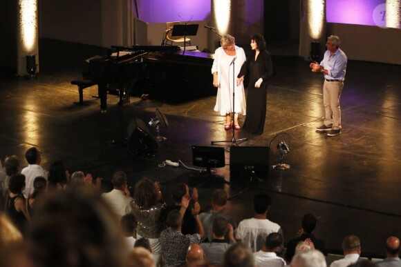 Juliette Gréco au bras de Jacqueline Franjou, présidente du Festival de Ramatuelle, et sous le regard du directeur artistique Michel Boujenah, a dû renoncer, victime d'un coup de chaud, à terminer son concert au Théâtre de Verdure le 7 août 2013.
