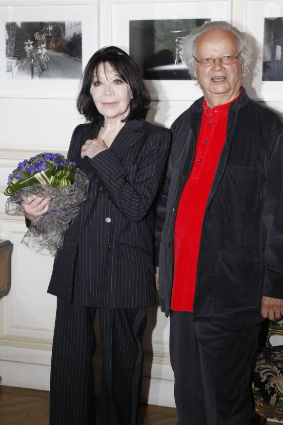 Juliette Gréco et son compagnon Gérard Jouannest lors de la remise de la Médaille Grand Vermeil de la Ville de Paris le 12 avril 2012