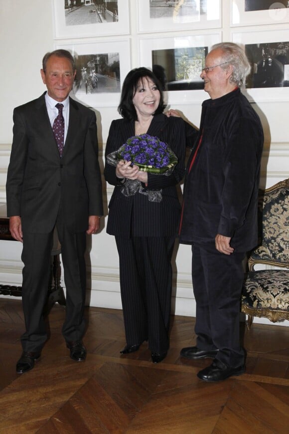 Juliette Gréco et son compagnon Gérard Jouannest avec Bertrand Delanoë lors de la remise de la Médaille Grand Vermeil de la Ville de Paris le 12 avril 2012