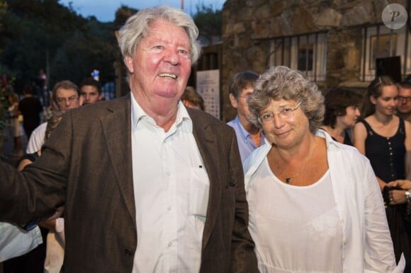 Sempé pose avec la présidente du Festival de Ramatuelle Jacqueline Franjou au concert de Juliette Greco le 7 août 2013. Une représentation que l'artiste a dû écourter, victime d'un coup de chaud.