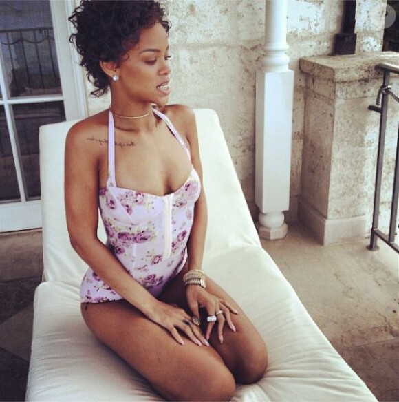 Rihanna, sexy en maillot de bain lors de ses vacances dans sa Barbade natale, porte sa nouvelle grill sur la rangée du bas.