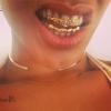 Rihanna porte ses nouvelles grills en vacances dans sa Barbade natale.