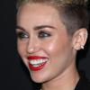 Miley Cyrus porte son grill pour la rangée du bas. Los Angeles, le 12 juin 2013.