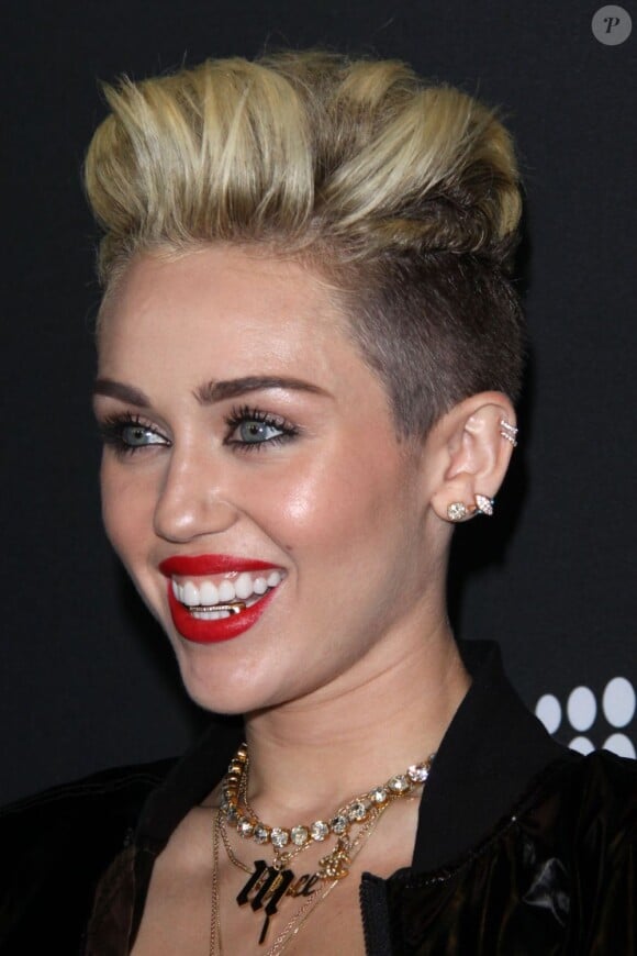 Miley Cyrus porte son grill pour la rangée du bas. Los Angeles, le 12 juin 2013.