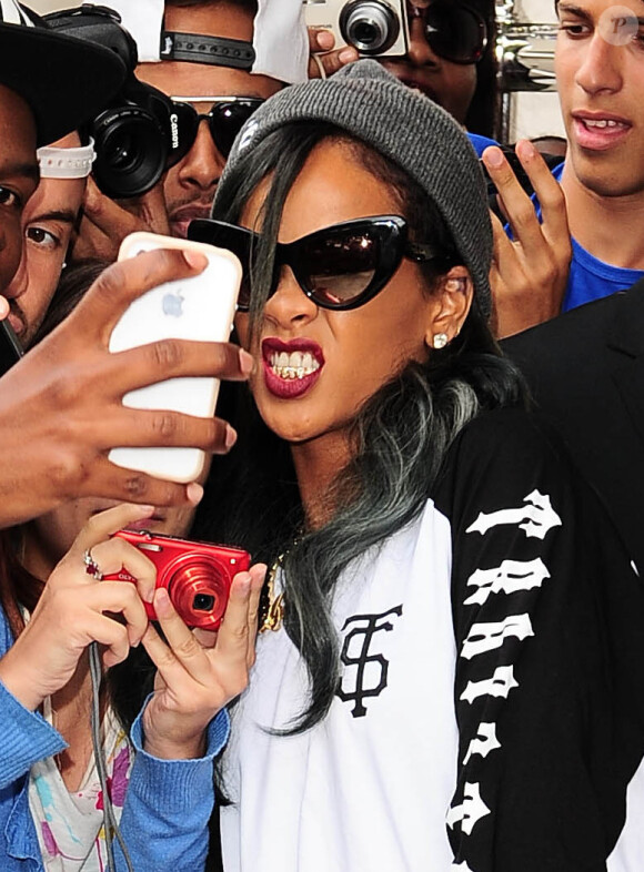 Rihanna porte un grill sur la rangée du bas. Londres, le 20 juillet 2013.