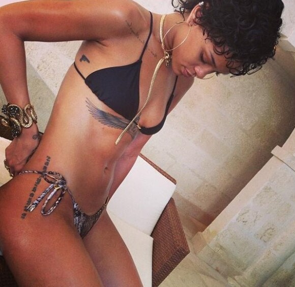 En vacances à la Barbade, Rihanna n'a de cesse de s'afficher en bikini et de dévoiler son corps de rêve sur son profil Instagram. Ici le 7 août 2013.