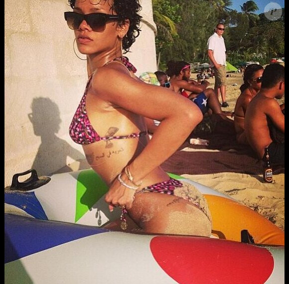 En vacances à la Barbade, Rihanna n'a de cesse de s'afficher en bikini sur son profil Instagram. Ici le 9 août 2013.