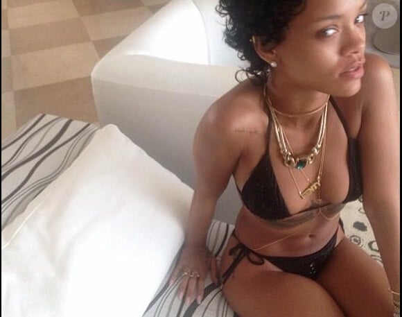 Rihanna profite à fond de ses vacances à la Barbade et n'a de cesse de s'afficher en bikini sur son profil Instagram. Ici le 9 août 2013.