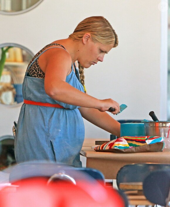 Exclusif - L'actrice Busy Philipps se rend dans une boutique de confection de gâteaux à West Hollywood, le 9 août 2013.